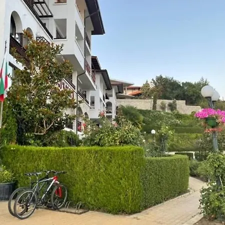 Beachfront Marina Dinevi Apartman *
