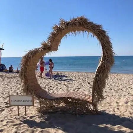 Beachfront Marina Dinevi شقة *