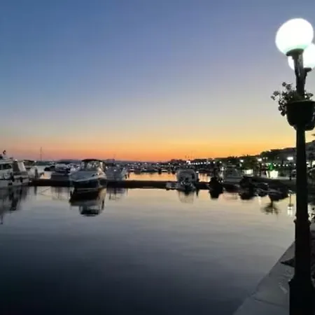 Beachfront Marina Dinevi شقة